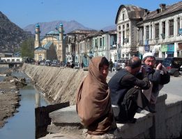 Над 400 лица загинаа во пакистански напад врз болница во Кабул, семејствата во урнатините ги бараат најблиските 