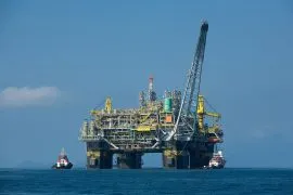 Цената на нафтата падна под 80 долари за барел по стартот на преговори меѓу САД и Иран
