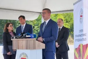 Мицкоски за заканите: Јас сум сепак институција