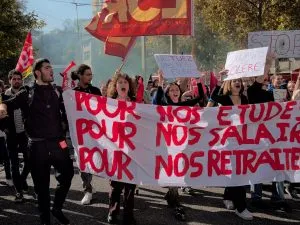 Дете остана без рака во судир меѓу полицијата и средношколците на протестите во Франција